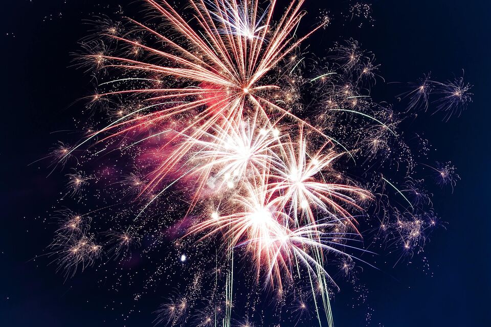 Feuerwerk vor schwarzem Hintergrund