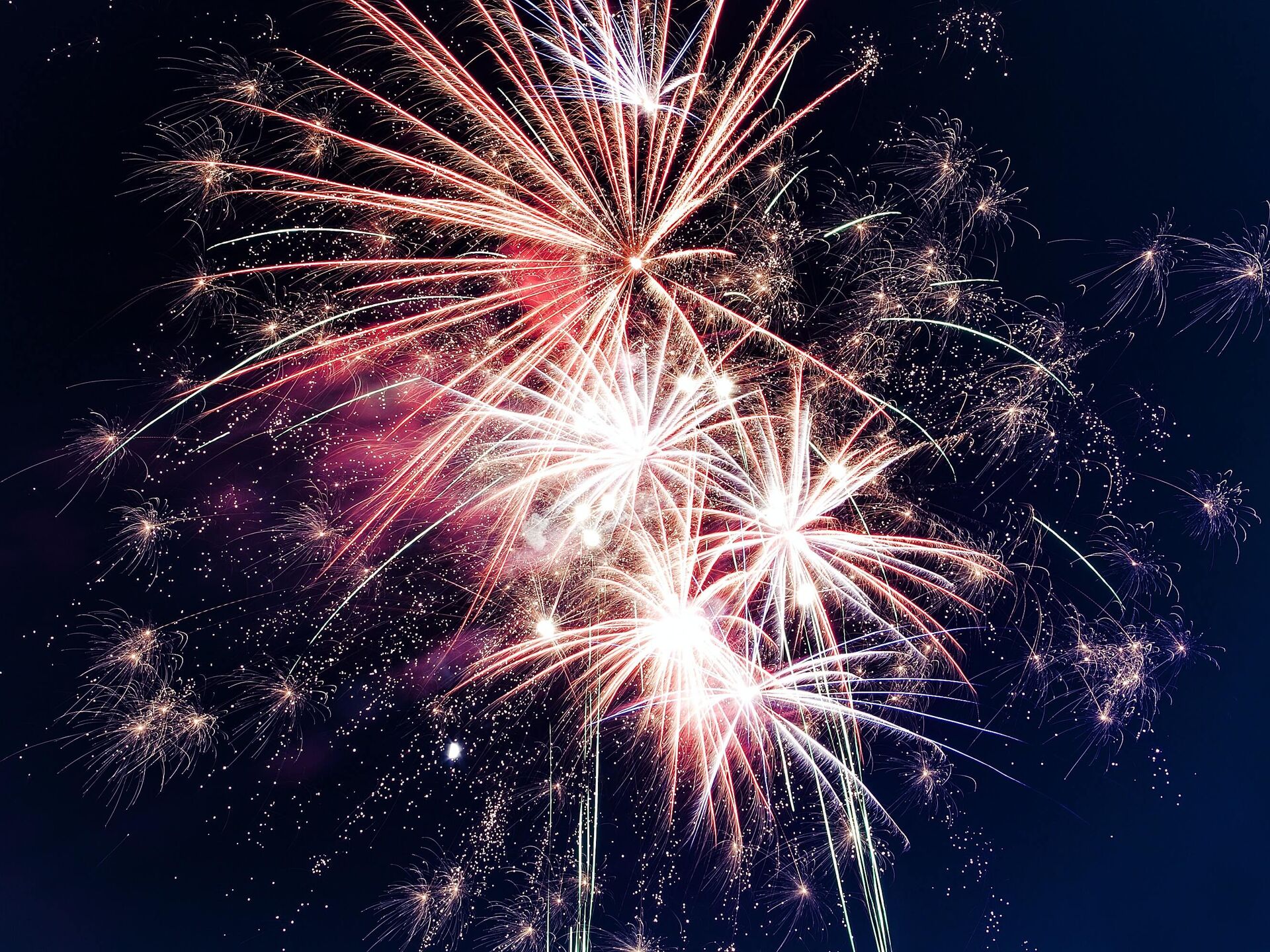 Feuerwerk vor schwarzem Hintergrund